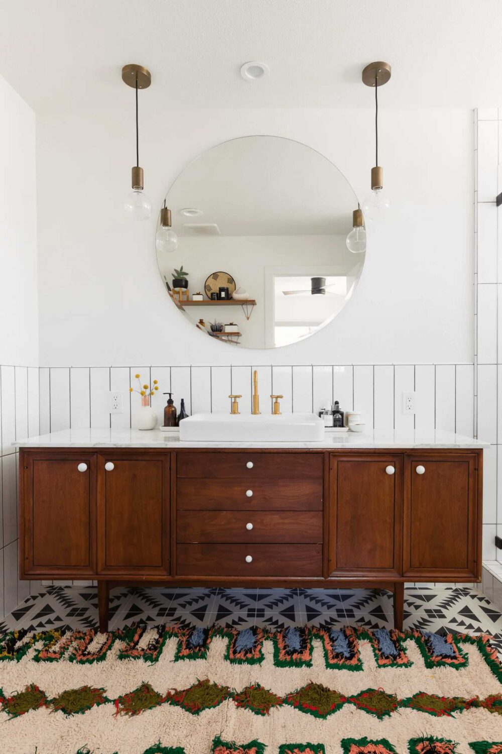 5 Staple Pieces for a Classic Mid Century Modern Bathroom | Nook & Find