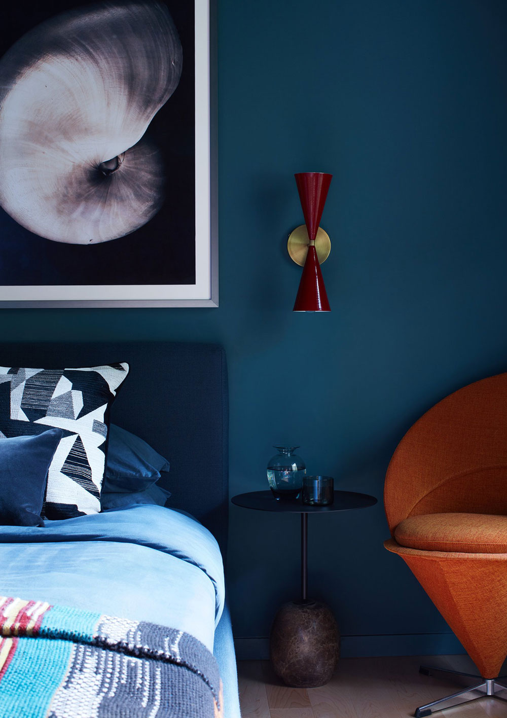 this is an example of mixing navy blue and gold accents in the bedroom