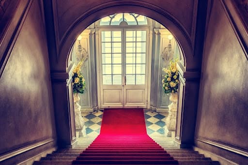 interior design tips -bold stairway with red carpet